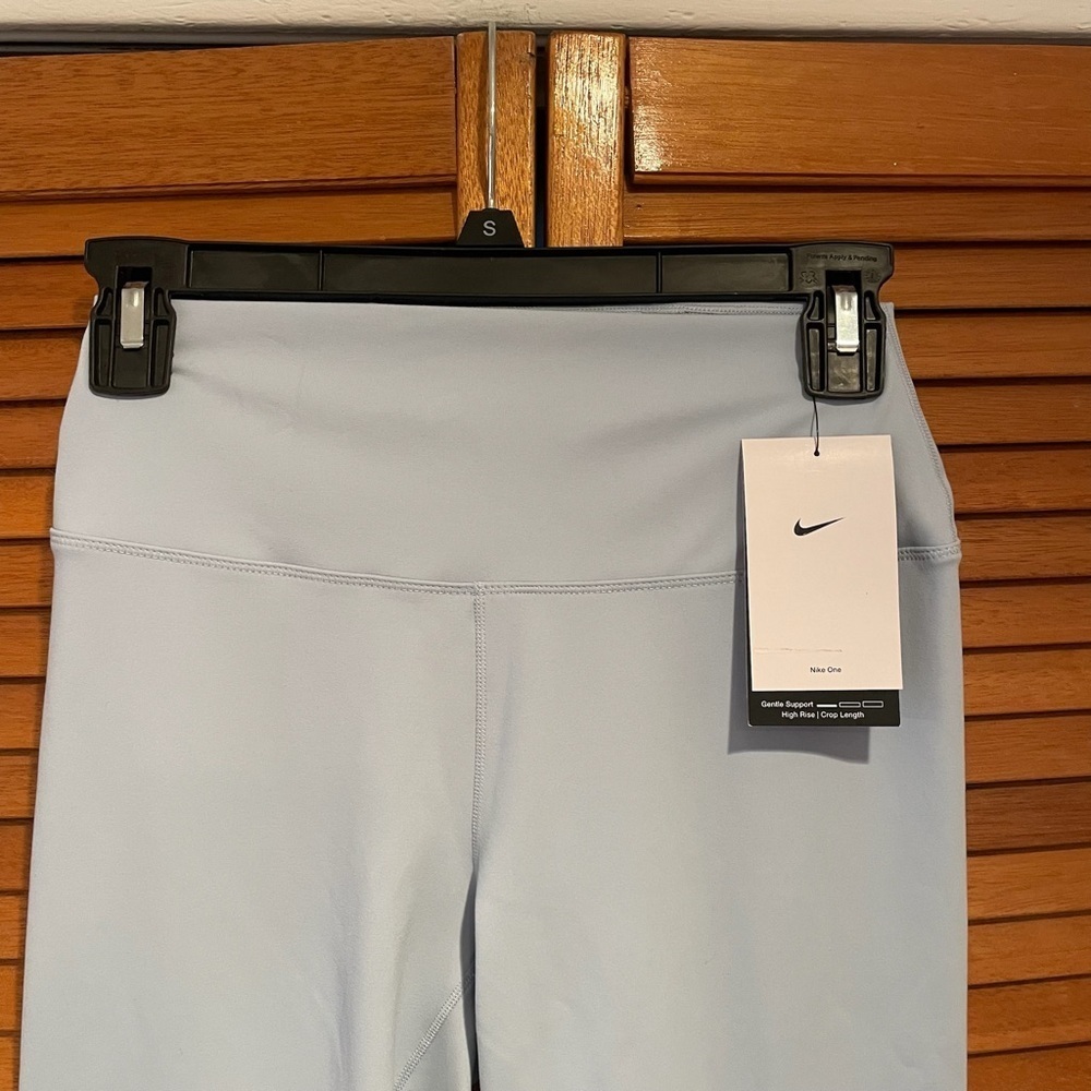 Nike Women’s One Dri-Fit High Waisted Light Blue Cropped Leggings Sz M NWT - Picture 2 of 7
